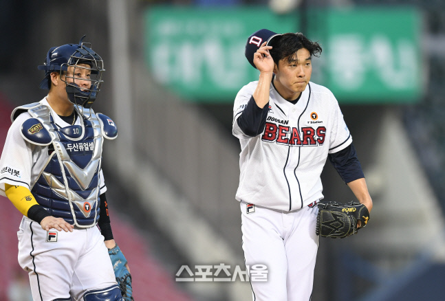 [포토] 안치홍 사구에 사과하는 최원준