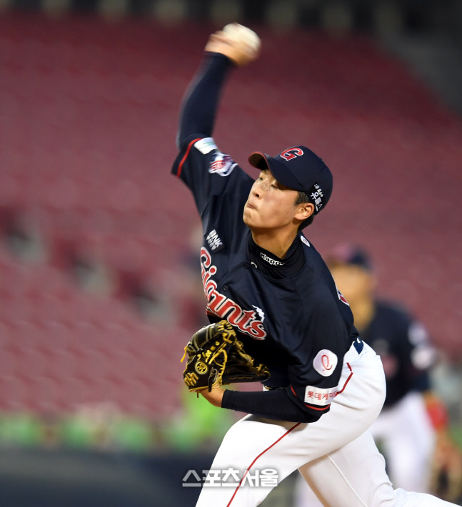 [포토] 역투하는 롯데 이민석