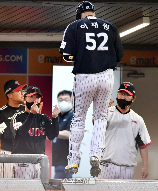 \'우리 재원이 에게 사람 듬쁙\' 류지현 감독[포토]