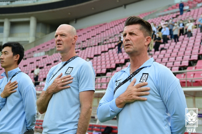 "밸런스·테크닉 굿" 벨 감독, 이민아 향해 '엄지 척'