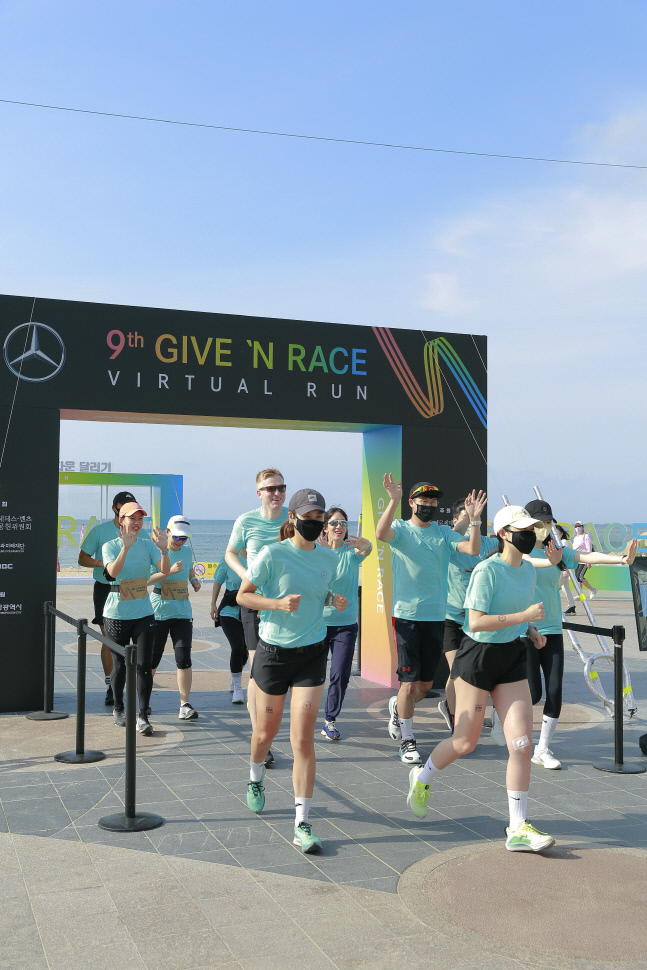 [참고사진 2] 메르세데스-벤츠 기브앤 레이스_2