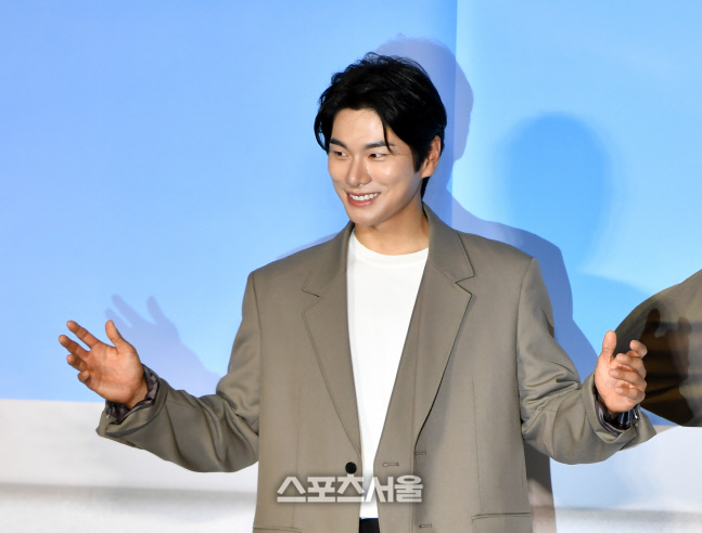 '이게 말로만 듣던 자본주의 미소^^' 영화 '육사오' 이이경[포토]