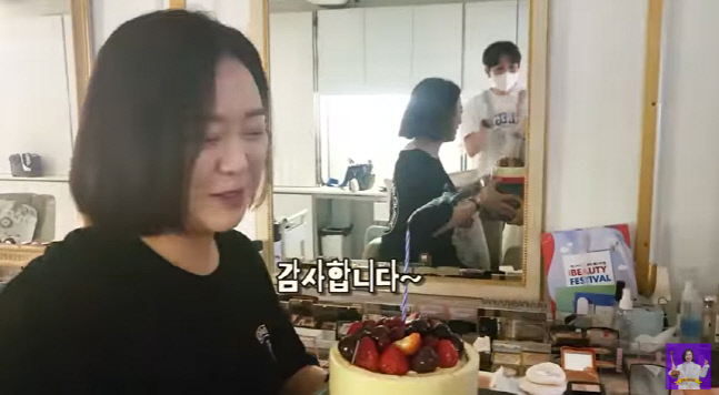 김숙, 이영자에게 받은 상품권 선물에 손을 '덜덜'..."묵직합니다"(김숙티비)