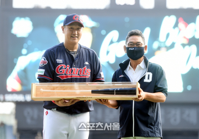[포토] 이대호, 은퇴투어 준비해 준 두산에 사인배트 선물