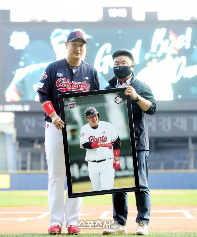 [포토] 두산 김태룡 단장, 은퇴투어 이대호에 기념액자 선물