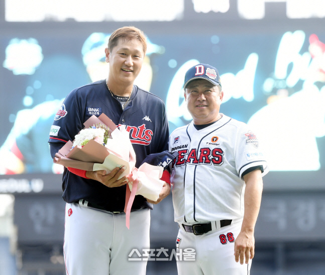[포토] 은퇴투어 이대호, 두산 김태형 감독과 활짝 웃음