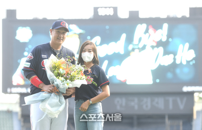 [포토] 은퇴투어 이대호, 부인 신혜정씨와 함께