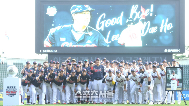 [포토] 은퇴투어 이대호, 두산-롯데 선수들과 함께