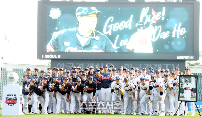 [포토] 두산-롯데 선수들, 이대호 은퇴투어 하트 포즈