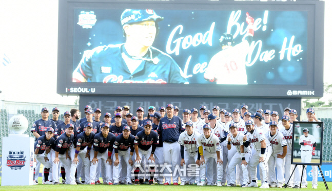 [포토] 은퇴투어 이대호, 롯데-두산 선수단과 마지막 기념사진