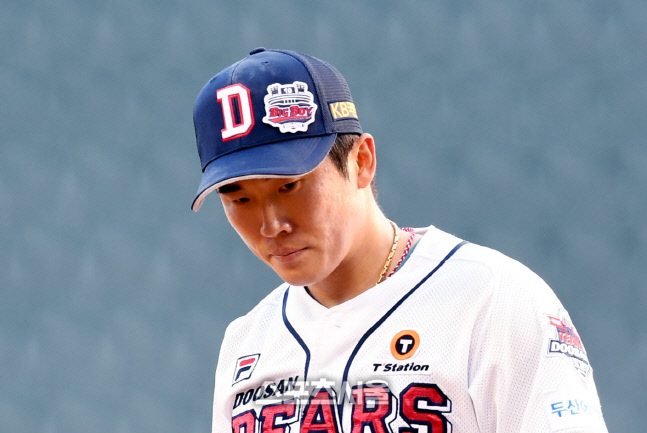 [포토] 두산 선수들, 이대호 은퇴투어패치 붙이고