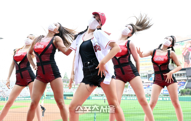 [포토]박찬호의 큰딸 애린, 치어리더와 함께 특별 공연