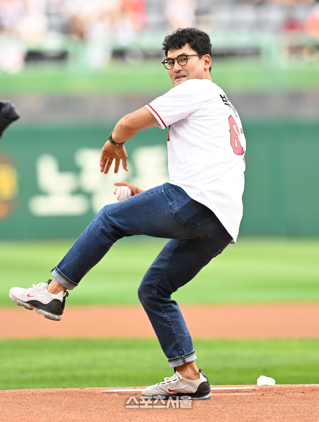 [포토]SSG-LG 경기 시구하는 박찬호