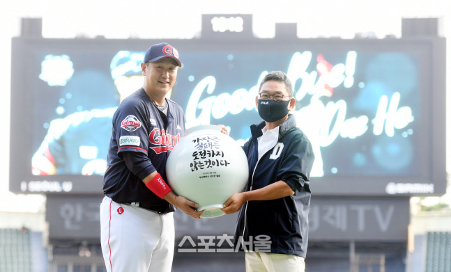 [포토] 전풍 사장에 달항아리 선물 받는 이대호