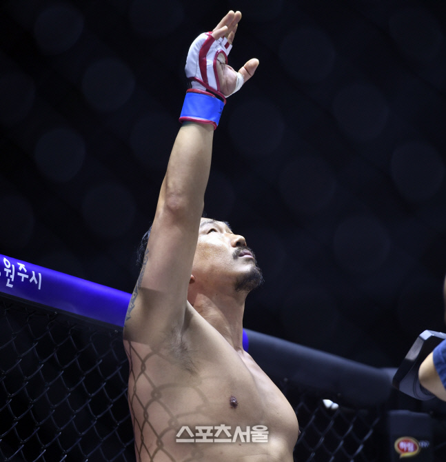 '흑곰' 박정교의 은퇴전에 세컨드로 나선 김대성과 김은수, "친구가 있어 외롭지 않았다."