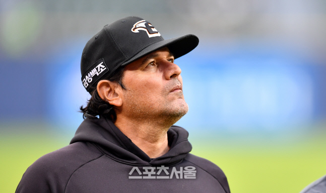 수베로가 팬들에게 "실수 하고 웃음? 속은 썩어문드러진다...알아달라" [SS 포커스]