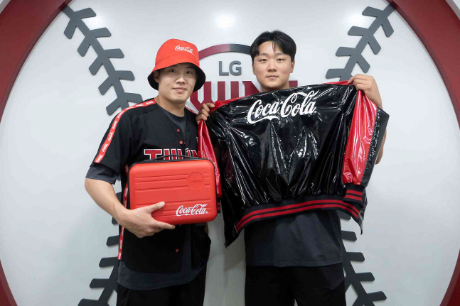 코카콜라 콜라보 상품 출시 홍보 사진_1