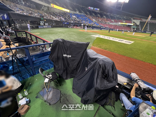 [포토]잠실 경기 TV 중계 중단, 비어버린 중계석