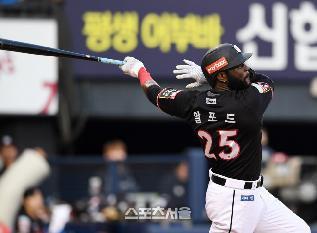 [포토]KT 알포드, 1점 추가!