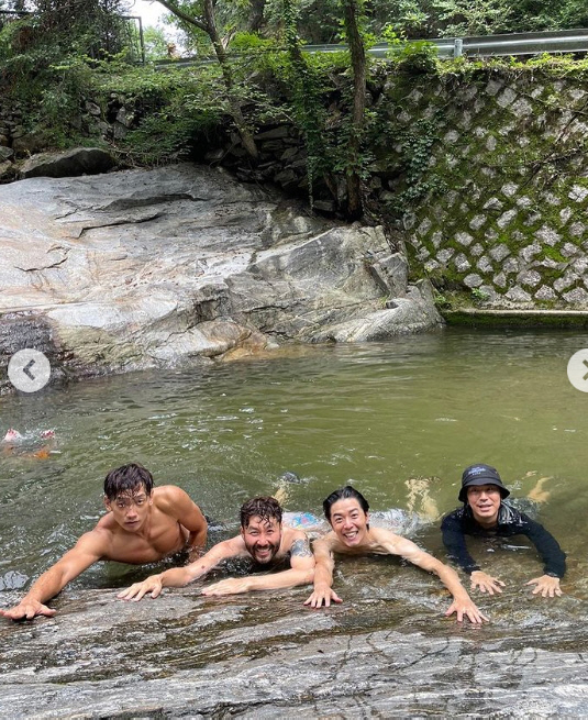 '이 조합 무엇?' 비, 노홍철, 이시언, 김재욱 과감한 상탈 피서