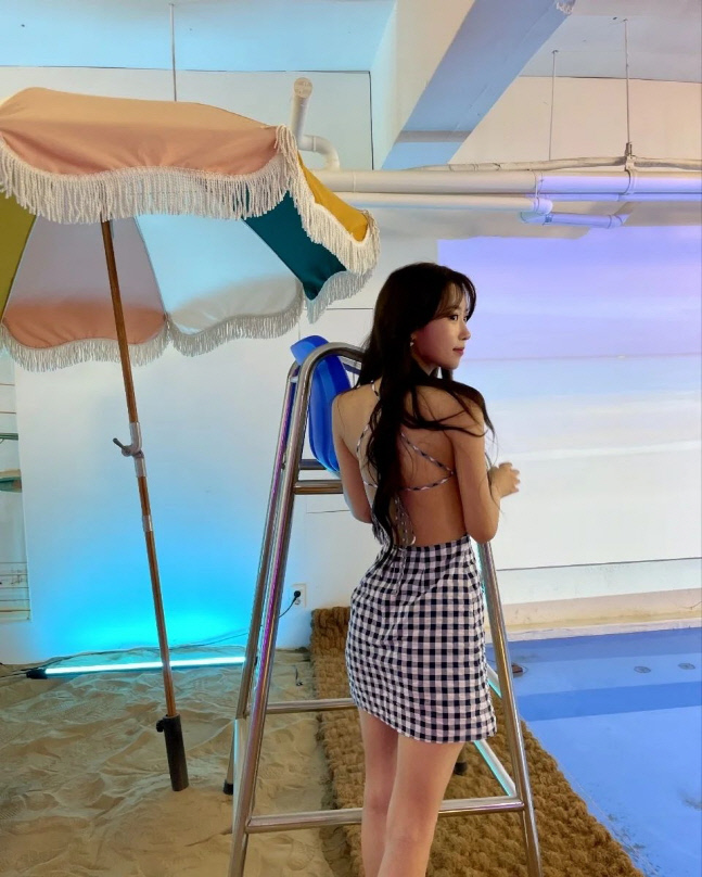 이미주, 앞치마만 입은 줄 알았네…유재석 깜짝 놀랄 착시 패션[★SNS]