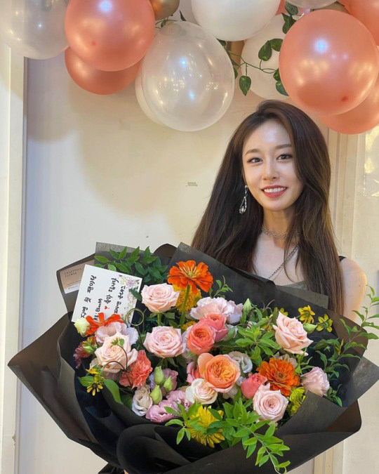 '황재균♥'지연, 결혼 앞두고 물오른 미모"울지않으려 꾹꾹"[★SNS]