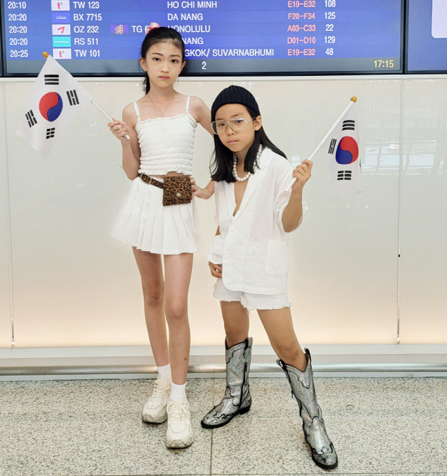 태극기를 든 이래니와 박주언, 대한민국의 명예를 걸고 \'세계주니어 모델선발대회\'에 참가합니다! [포토]