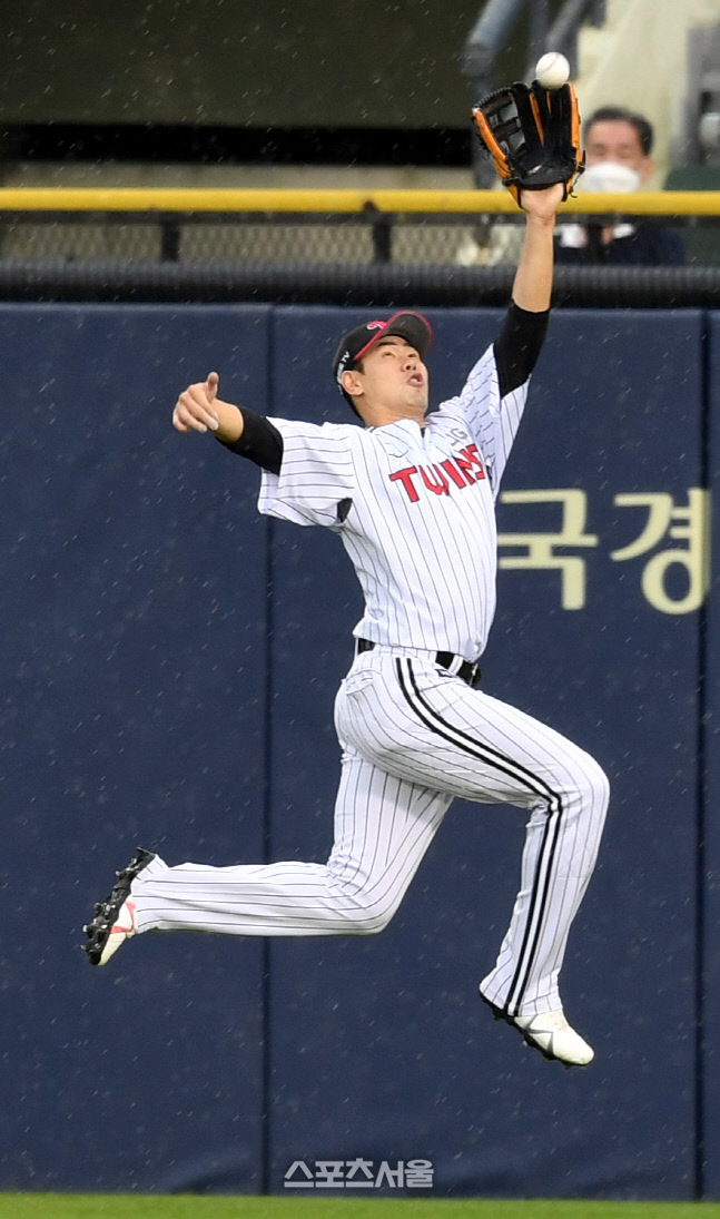 [포토] 호수비 홍창기 \'우아하게 날아서\'