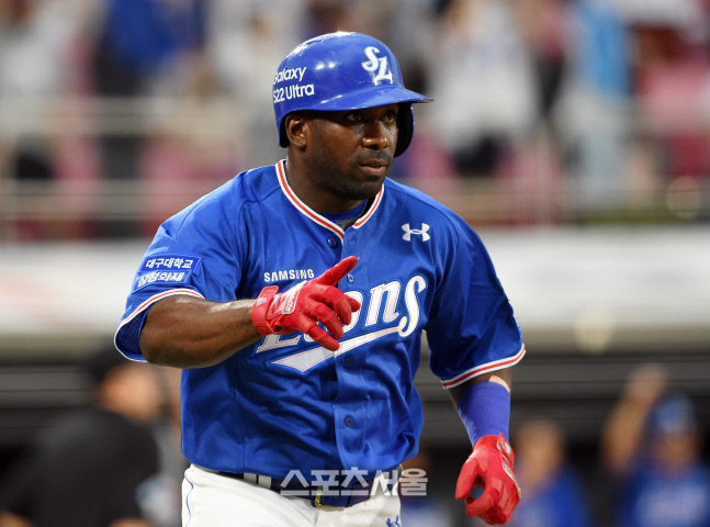 [포토]KT 데스파이네 상대 선제 투런포 넘기는 삼성 피렐라