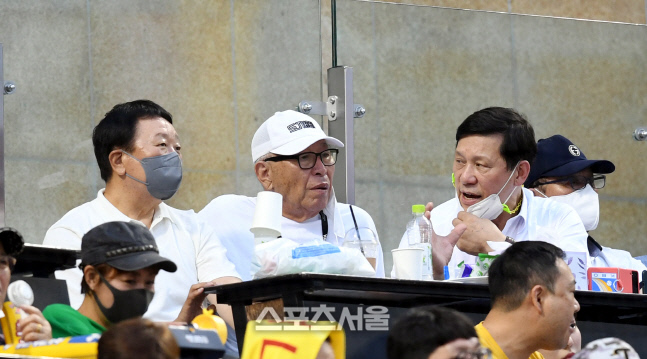 [포토] LG-KIA전 지켜보는 선동열-김응용-허구연 총재