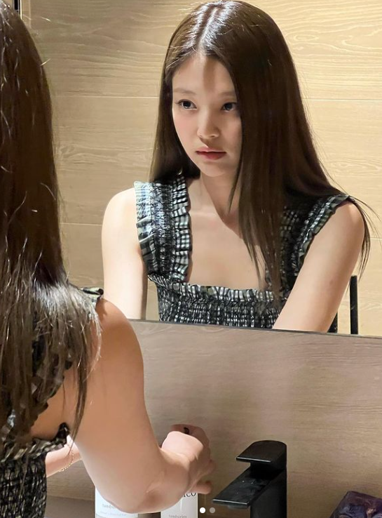 제니, 욕실등 아래서도 물오른 미모... 화장실 셀카가 이럴 일?[★SNS] 