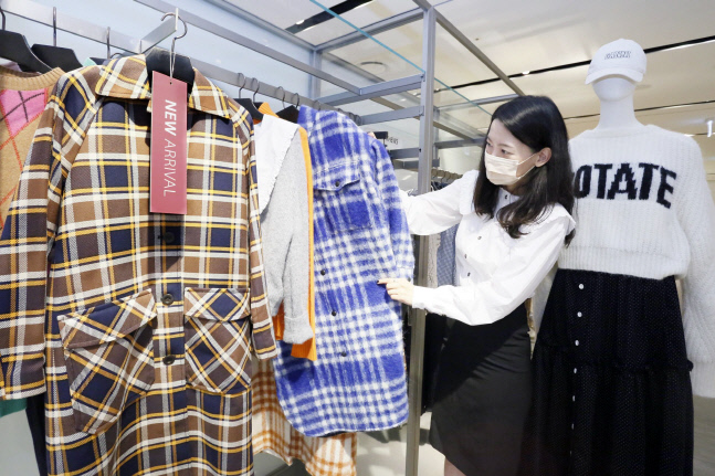 갤러리아百 "올 가을·겨울 유행은 체크룩"