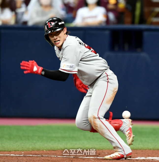 [포토] 최지훈 \'번트 성공이야\'