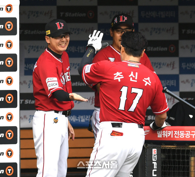 [포토] 김원형 감독 \'엄청 빠르던데\'