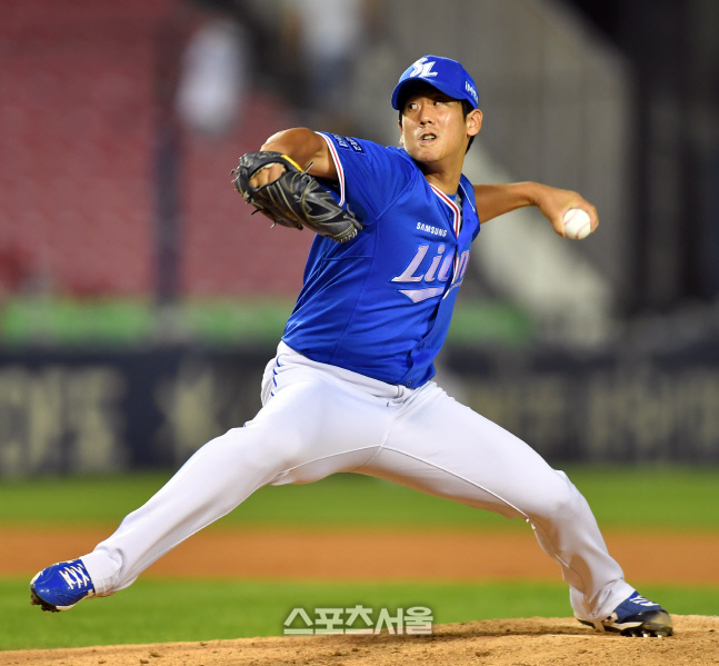 7회말 수아레즈에 이어 등판한 좌완 이상민[포토]