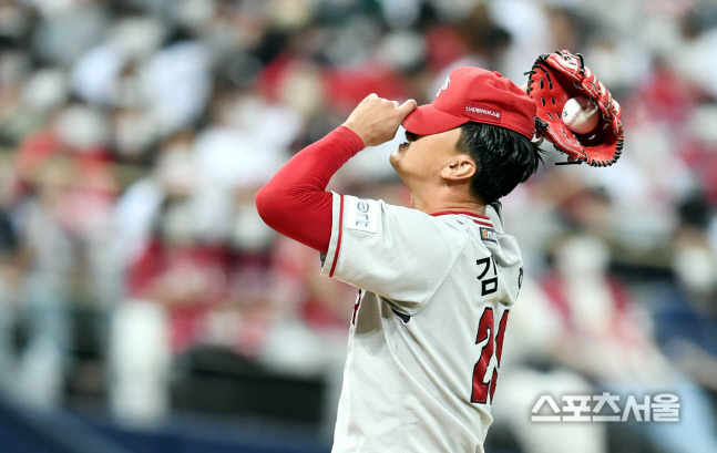 [포토] 김광현 \'또 출루시켰어\'