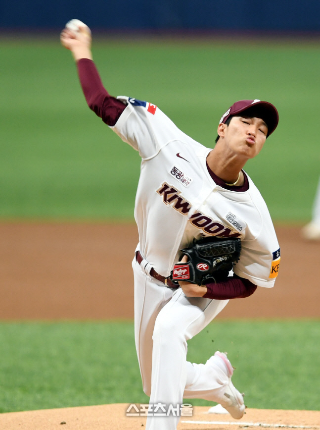 [포토] 안우진 \'어제 패배를 갚아주마\'