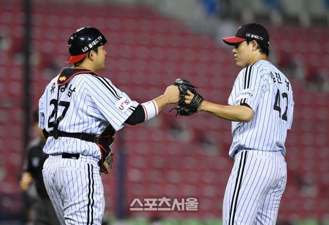 [포토]하이파이브 나누는 LG 김진성과 유강남