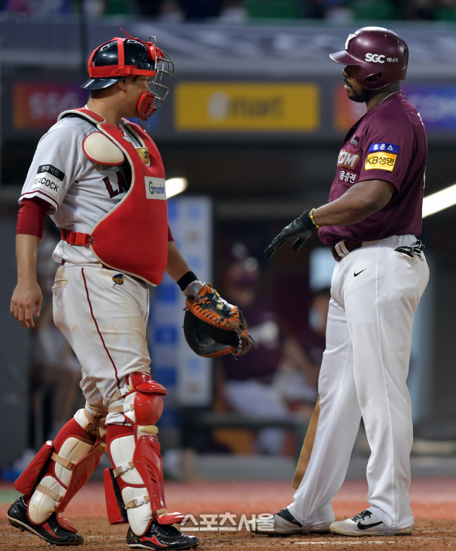 8회초 볼판정에 어필하는 푸이그[포토]