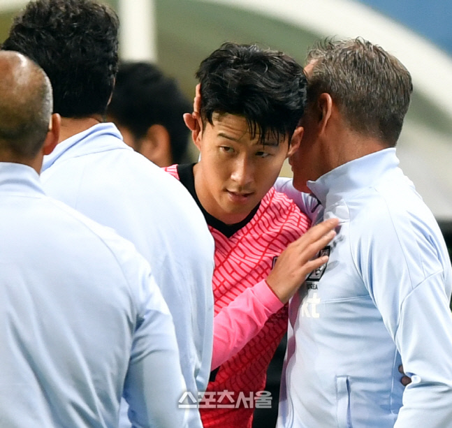 벤투감독과 포옹하는 손흥민[포토]