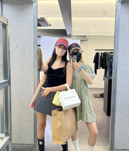 설현, AOA 출신 신지민과 폭풍 쇼핑..끈끈한 우정 과시