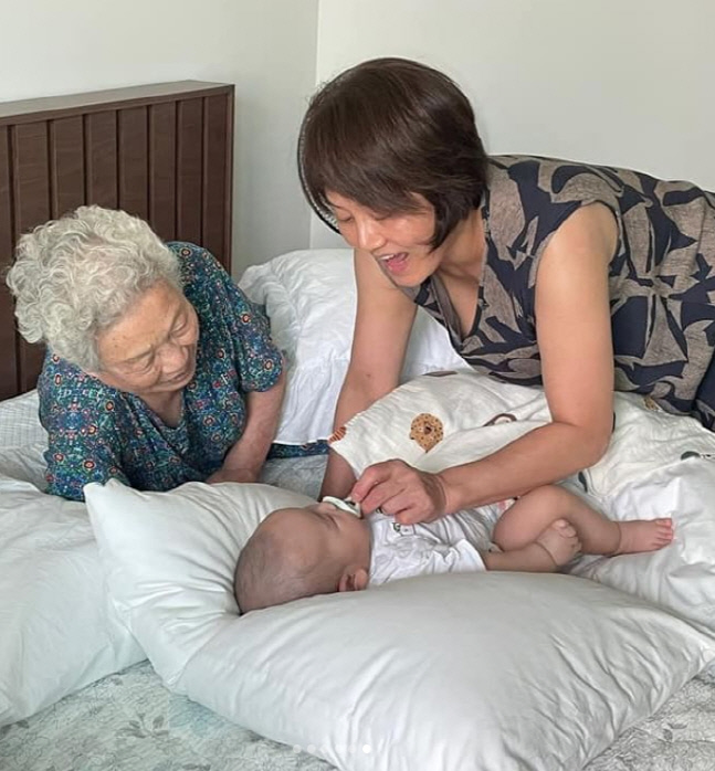 천하의 이경실도 할매미소 "잘 지내자 우리" 손자보며 행복[★SNS]