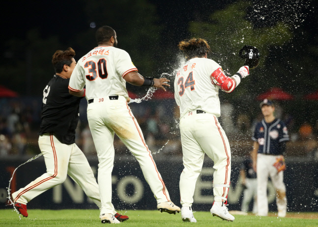 물세례 받는 최형우