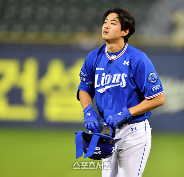 넘어진 구자욱, 다리아픈 푸이그, 그라운드 관리 신경좀 씁시다[장강훈의 액션피치]