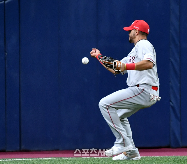 볼이 안도와주네, 박찬혁 타구 더듬는 라가레스[포토]