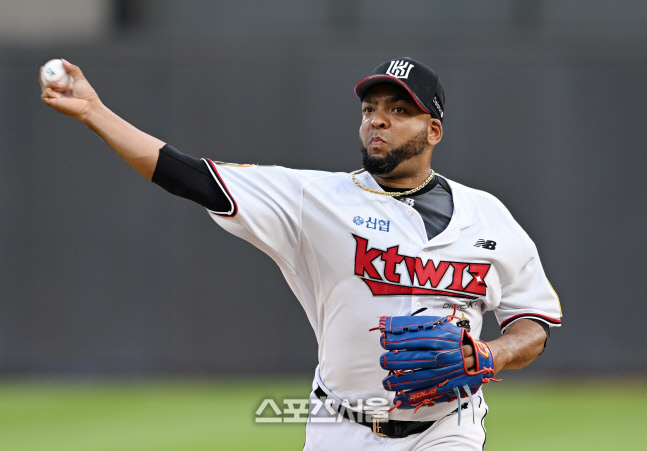 [포토]KT 데스파이네, 연승 이어간다!