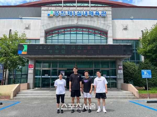 강진군, 의식 잃은 주민 심폐소생술로 살려낸 배드민턴 지도자