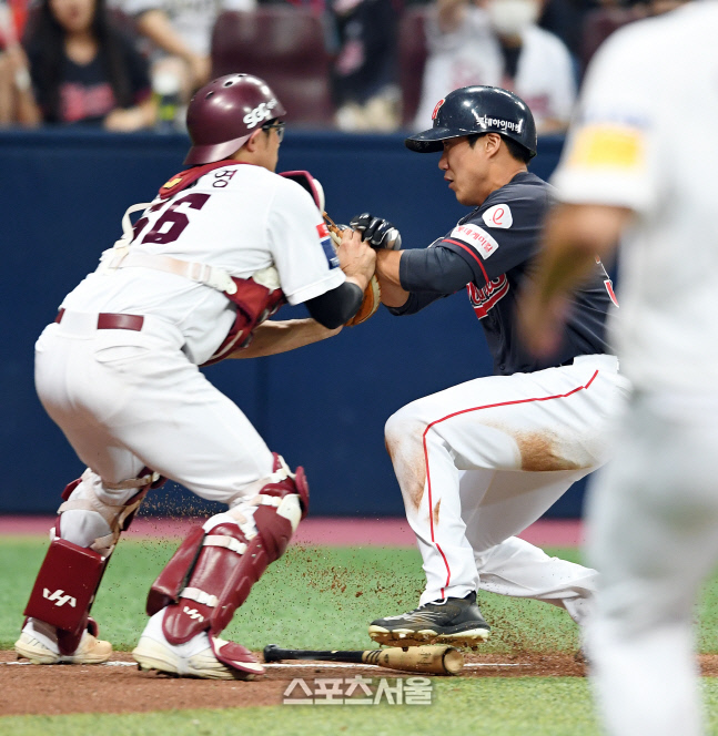 [포토]키움 이지영, 홈으론 못 들어가!