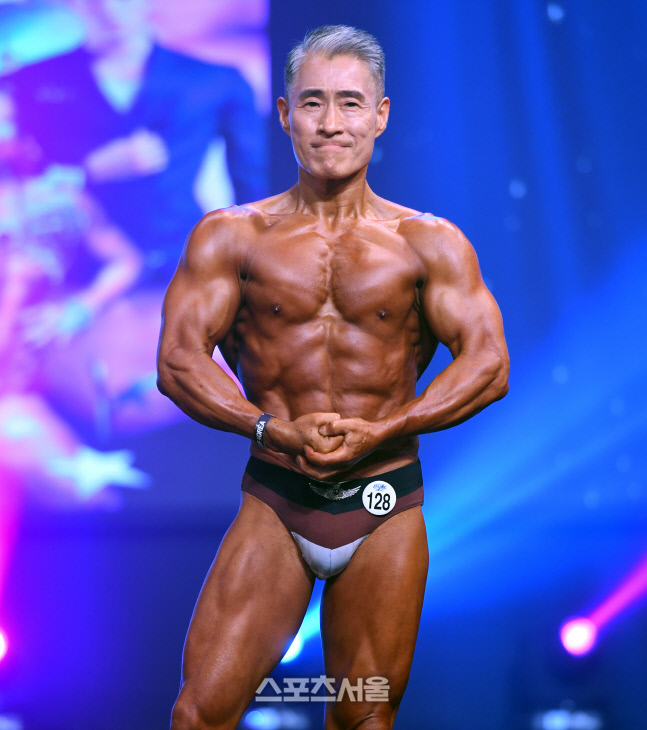 빨래판 복근 조우순, 2022 WBFF 코리아 머슬 모델 노비스 1위를 차지할 만 해! [포토]