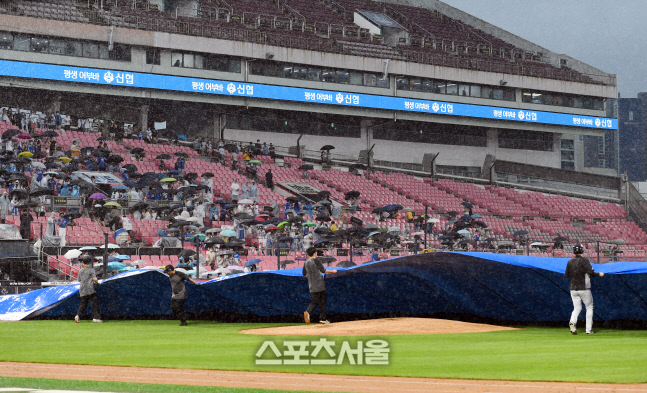 [포토]폭우로 중단되는 KT-삼성 수원 경기